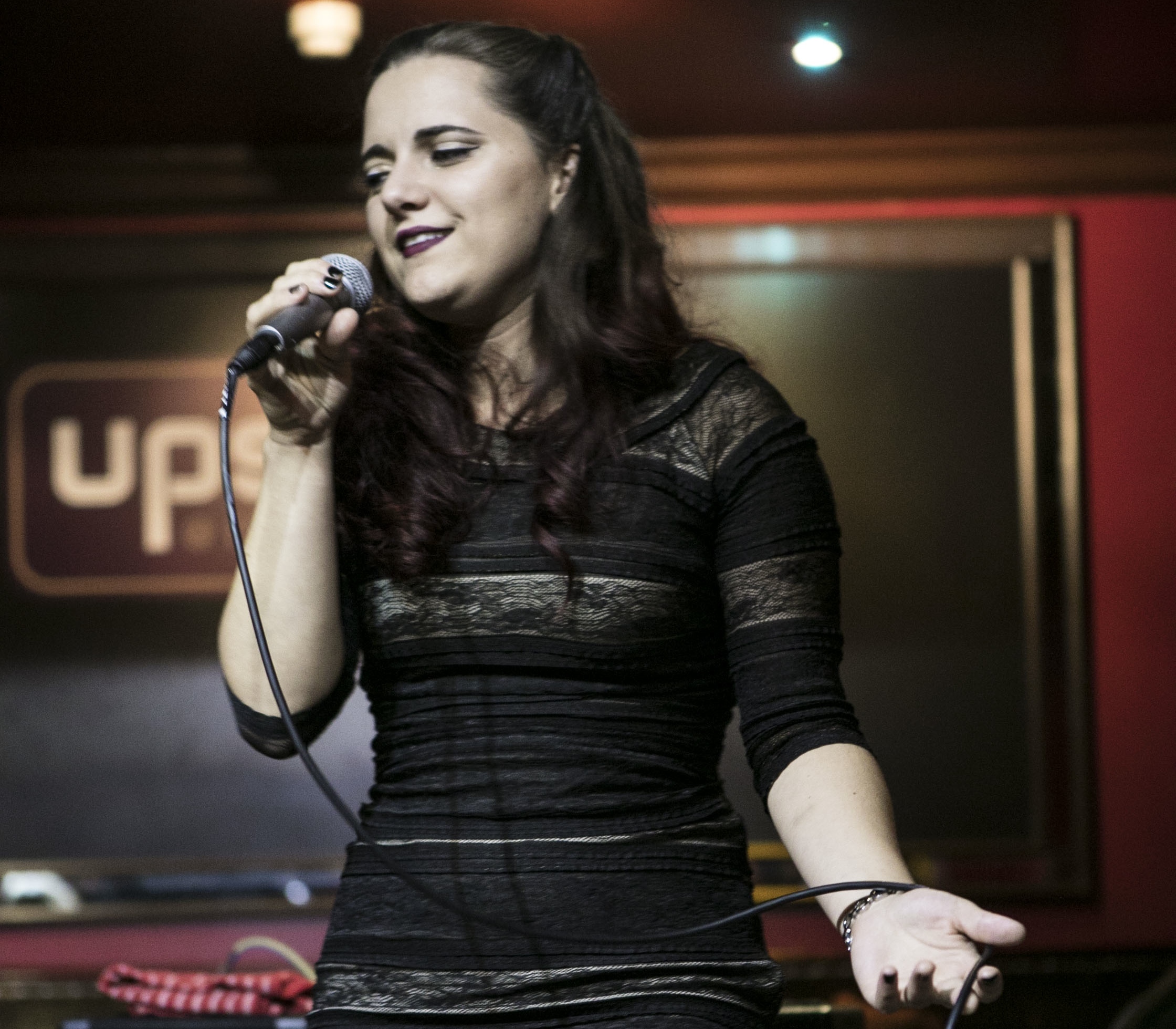 Ami Oprenova performing live